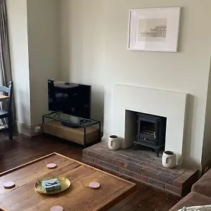  Holiday home Lovely 4 Bedroom Home, Stones Throw From The United Kingdom